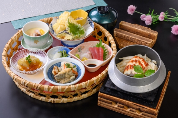 ＼　8月は「鰻とごぼう」　／　季節の釜飯と花かご御膳